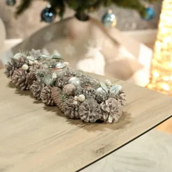 Décorations De Noël·Toute La Déco De Noël| Centre de table de Noël effet givré avec pommes de pin, baies et 4 bougeoirs en verre
