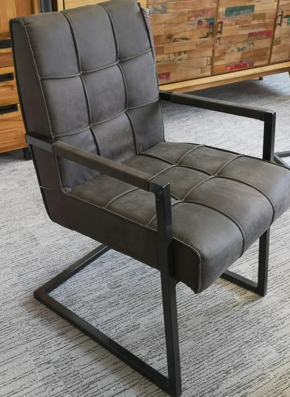 Chaises Scandinaves|Chaises Avec Accoudoirs|KERALA Chaise avec accoudoirs en tissu marron havane capitonné quadrillé et pieds métal 55x65x90cm