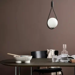 Suspensions / Lustres|AVANOS Suspension design noire forme goutte et globe blanc